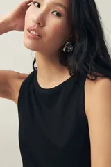 Musculosa blanca de viscosa con escote redondo y sisas amplias.