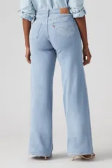 Pantalón de jean celeste de tiro medio y corte wide leg.