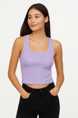 Musculosa negra de bretel ancho, corte al cuerpo y cuello redondo.