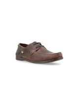 Zapato náutico de cuero marrón con cordones negros, suela de goma y detalle de logo de pato bordado en el lateral.