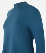 Sweater negro de punto con cuello redondo, puños y ruedo acanalados. Incluye cuello, puños y ruedo de camisa celeste a rayas.