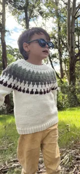 Sweater tejido a mano con lana merino color crudo, con guarda pampa en tonos verde, marrón y bordó.