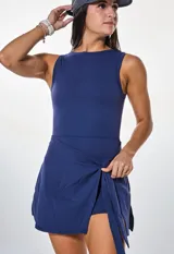 Vestido corto azul marino con corte a la cintura y falda cruzada con lazo lateral.