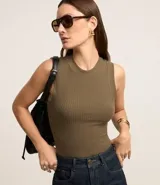 Musculosa color verde oliva, de rib acanalado, con cuello redondo y sin mangas.