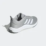 Championes de entrenamiento Adidas modelo Everyset en color gris con las tres tiras laterales en blanco. Presentan un exterior de malla transpirable, mediasuela de EVA de doble densidad para mayor estabilidad y suela de caucho con tracción multidireccional.