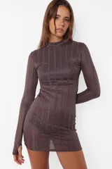 Vestido corto color marrón con brillos, de tejido de punto satinado, mangas largas con mitones en los puños, cuello semipolera y espalda descubierta con elástico.