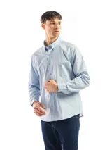 Camisa celeste de algodón, de corte clásico, manga larga y cuello abotonado.