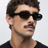 Lentes de sol rectangulares negros con montura gruesa de acetato y lentes polarizadas negras.