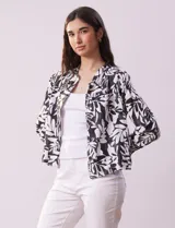 Chaqueta de lino estampada en blanco y negro, marca Zac & Rachel. Cuello a la base y abertura central con botones. Delantera con bolsillos.