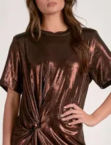 Vestido corto de manga corta con acabado metalizado color bronce/cobre, escote redondo y detalle de nudo fruncido en el centro delantero.