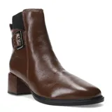 Botas cortas de cuero color marrón capuchino, con elástico lateral negro, hebilla decorativa y taco cuadrado.