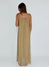Vestido largo color crudo, de breteles finos y corte holgado.