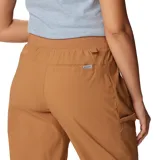 Pantalón jogger color marrón, con cintura elástica, bolsillos laterales y puños elásticos.