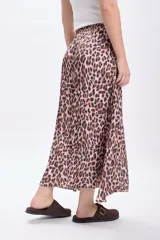 Falda larga de corte recto con estampado animal print en tonos beige y marrón.