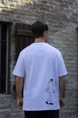 Remera blanca de algodón con cuello redondo y estampado circular en el pecho con diseño abstracto en tonos grises.