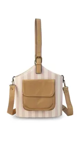 Matero con forma de balde, confeccionado en material símil cuero beige con estampado de rayas verticales en verde militar. Posee bolsillo frontal, asa de mano y correa larga desmontable.