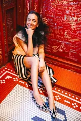 Ballerinas negras con estampado a cuadros blancos y negros, detalle de lágrima en el empeine y plantilla intercambiable de lana y piel. Modelo exclusivo de Defloresyfloreros, diseñado y fabricado en España.