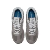 Championes New Balance modelo ML574EVG, color gris con detalles en blanco, confeccionados en gamuza y malla, con logo "N" característico en los laterales y entresuela ENCAP.