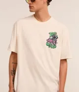 Remera color crema de corte relaxed, con cuello redondo y mangas cortas. Presenta un estampado de un pulpo y letras con la frase "Too weird for earth".