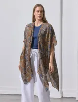 Kimono estampado en tonos naranja, azul y marrón, de modal marca Jessica McClintock, con mangas japonesas amplias.