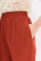 Pantalón palazzo color ladrillo, de tiro alto con cintura elastizada y bolsillos diagonales.