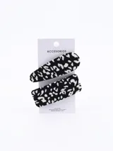 Set de dos broches para el pelo con estampado abstracto en blanco y negro.