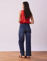 Jean wide leg de tiro alto, color azul, con pretina con pasadores, botón y cierre. Presenta bolsillos delanteros y traseros.