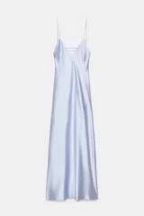Vestido midi lencero de satén color celeste pálido, con escote en V y tirantes finos ajustables. Presenta un detalle de tiras cruzadas en la espalda.