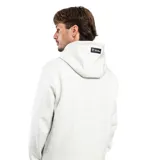 Campera negra con cierre frontal y capucha.