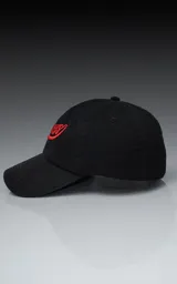 Gorra negra de gabardina con bordado rojo de la palabra "Ravers" en letra cursiva. Tiene cinta trasera de velcro para regular el ajuste.