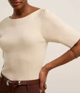 Blusa de punto color crema con escote bote y mangas cortas.