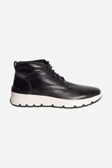 Bota de cuero marrón con cordones, caña media y suela de goma color beige.