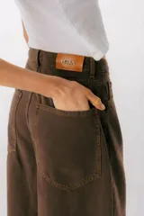 Pantalón de jean color borgoña, de corte wide leg y cintura alta.