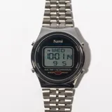 Reloj digital Rowina con caja rectangular color plateado y pulsera de eslabones metálicos.