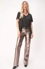 Remera blanca de algodón con cuello en V y mangas cortas.