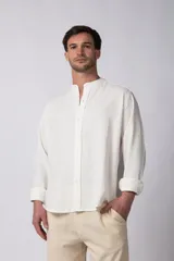 Camisa de lino negra con cuello mao y mangas largas.