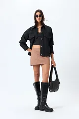 Top blanco de algodón con mezcla de poliéster y elastano, con escote en V delantero y trasero.