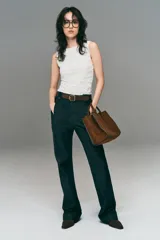 Cartera tote color marrón con doble asa de mano y correas finas para el hombro. Cuenta con cierre de mosquetón en el interior y un compartimento interior con cierre.