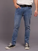 Pantalón jean celeste de corte slim fit y cintura media.