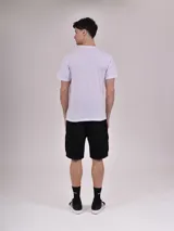 Remera blanca de algodón con estampado rectangular en blanco y negro de una rosa sostenida por una mano tatuada.