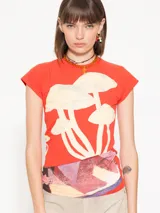 Musculosa amarilla con estampado de hongos en tonos lila y detalle de paisaje en la parte inferior.