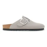 Zuecos Birkenstock modelo Boston Big Buckle, color gris claro, con hebilla grande plateada y plantilla anatómica de corcho y látex.