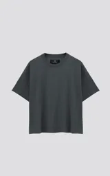 Remera manga corta color gris oscuro, de calce boxy fit y cuello redondo.