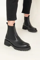 Botas Chelsea de cuero vacuno color negro, con elástico lateral, caña corta y suela track.