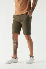 Bermuda de gabardina color beige, corte chino, con bolsillos laterales y traseros, cierre con cremallera y botón, presillas para cinturón y logo bordado.