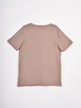 Remera de manga corta color celeste claro con cuello redondo y un pequeño estampado lineal de cinco macetas con flores en el centro del pecho.