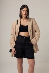 Bermuda color beige de tiro alto, con bolsillos laterales y trabillas para cinturón.