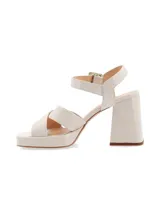 Sandalias de cuero color canela con plataforma y tacón ancho. Tiras cruzadas en el empeine y pulsera ajustable con hebilla en el tobillo.