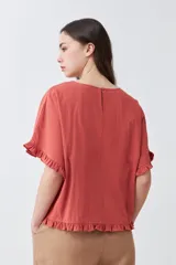 Blusa blanca con volados en mangas y ruedo.