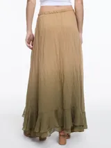 Falda larga color beige con degradé a verde oliva, cintura elástica y volado en el ruedo.